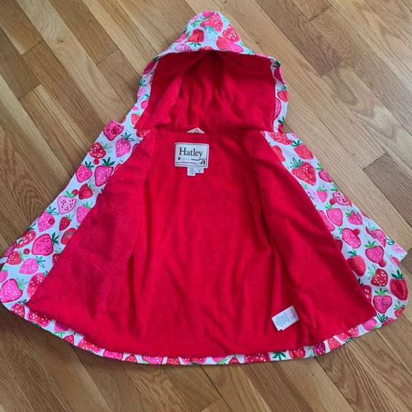 Hatley Girls’ 2 Strawberry Print Hooded Raincoat w/Pockets and Snap Front - Picture 2 of 5